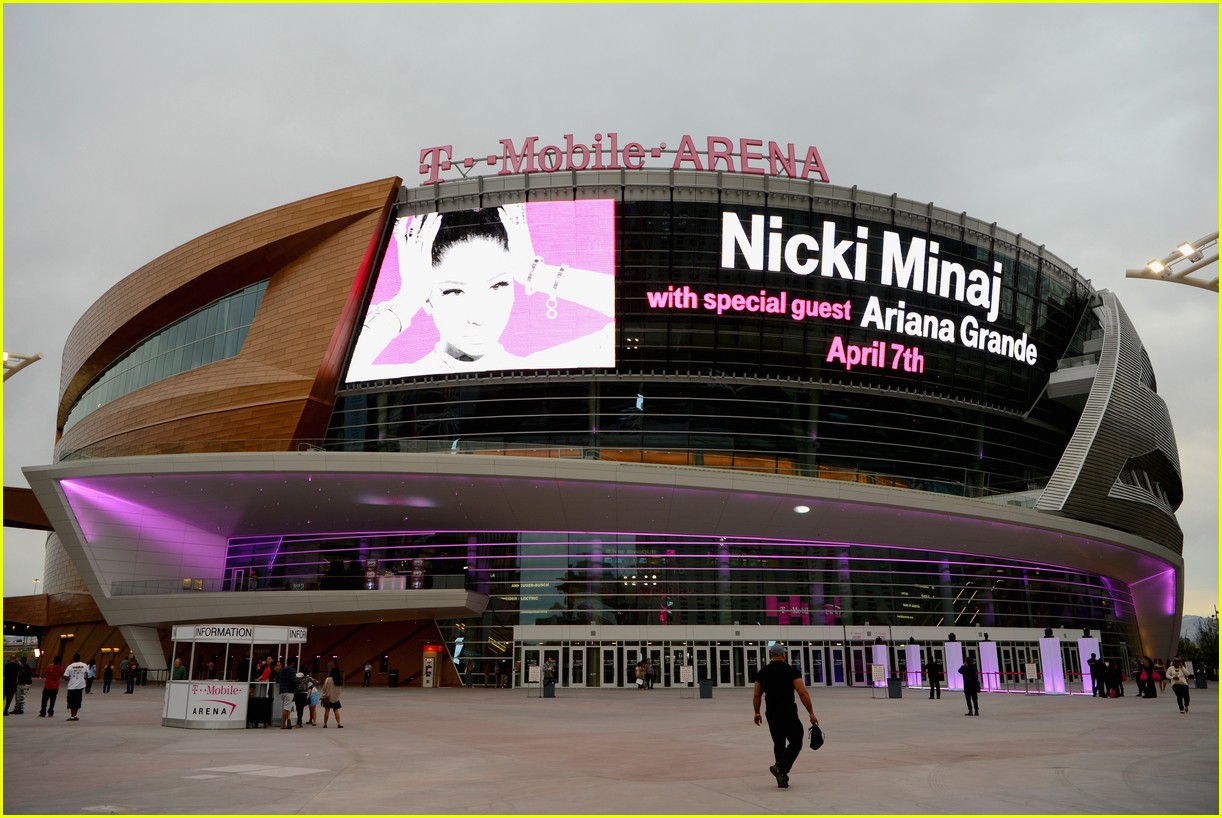 Nicki Minaj Ariana-grande-nicki-minaj-t-mobile-arena-07