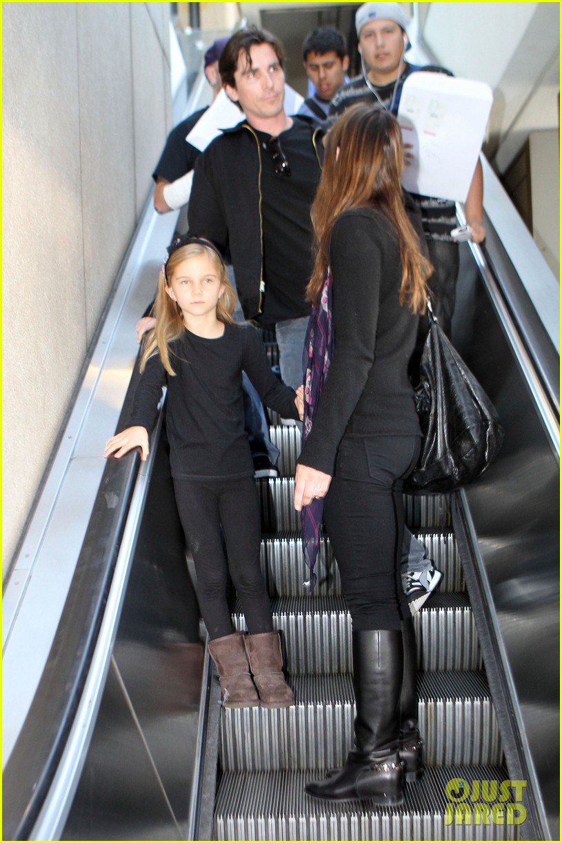 Chicas que nos ponen - Página 23 Christian-bale-sibi-new-york-airport-04