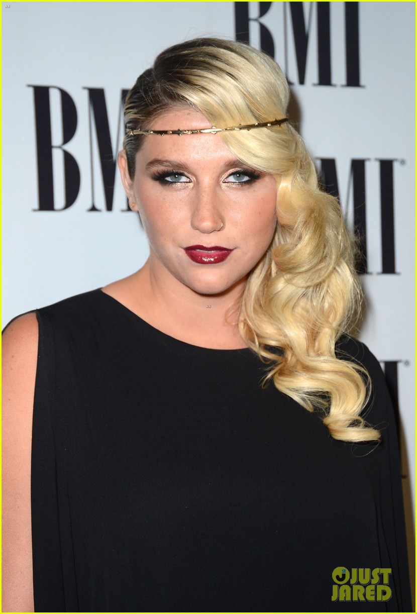 Kesha >> Galería [Candids, apariciones, paparazzi, etc.] - Página 5 Kesha-60th-annual-bmi-pop-awards-03