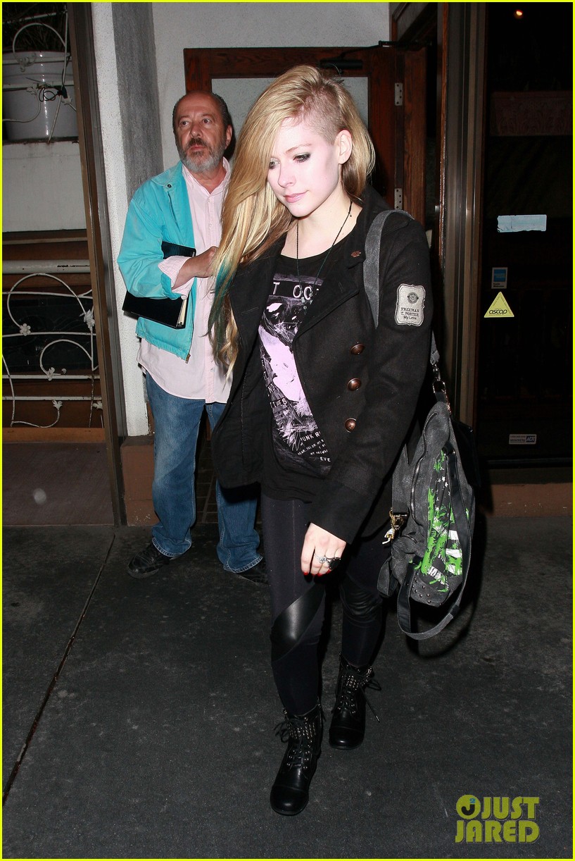 صور الفنانة Avril Lavigne واحدث قصة ىشعر2012 Avril-lavigne-shaved-haircut-at-madeo-06