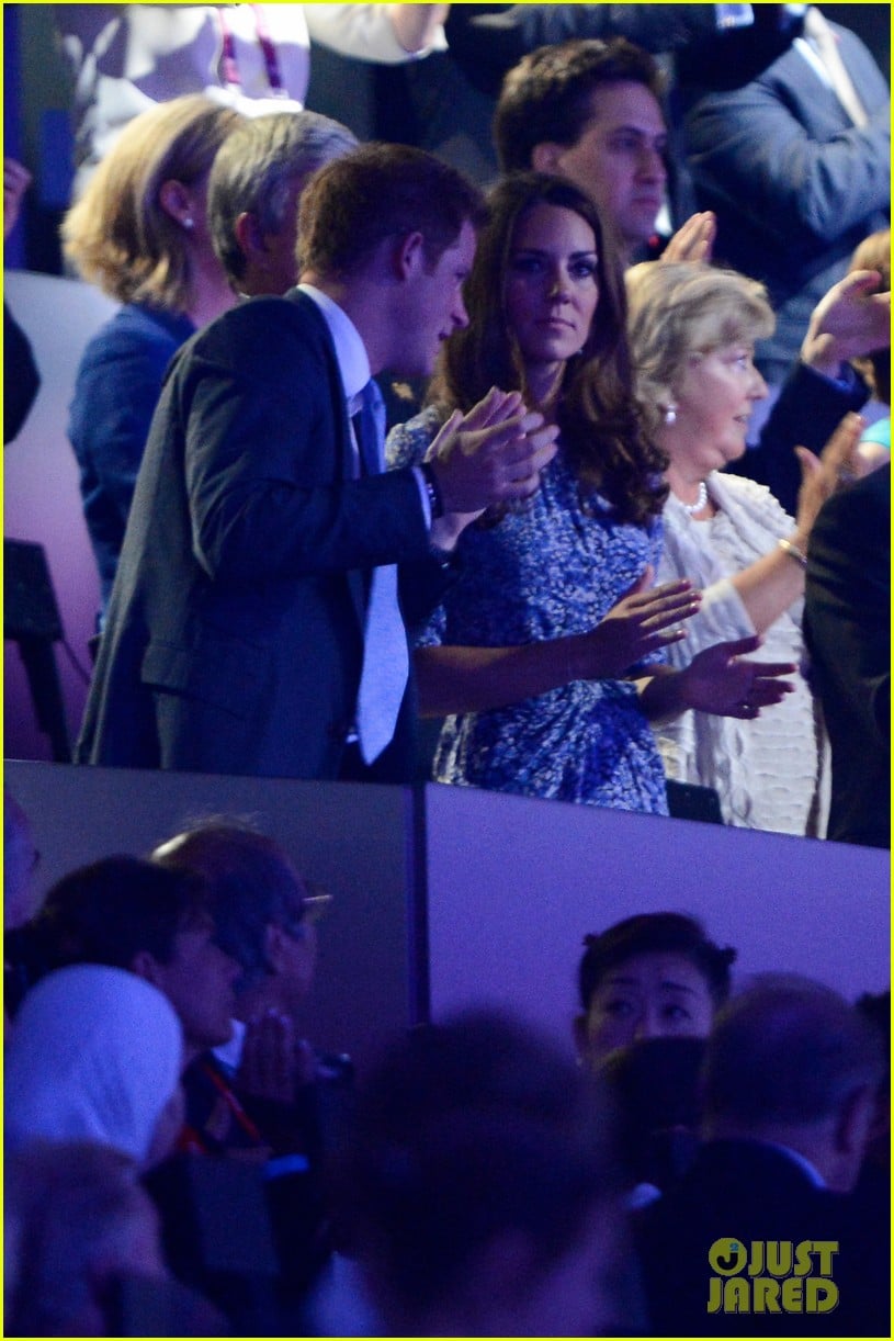 CASA REAL BRITÁNICA - Página 98 Kate-middleton-prince-harry-olympic-closing-ceremony-04