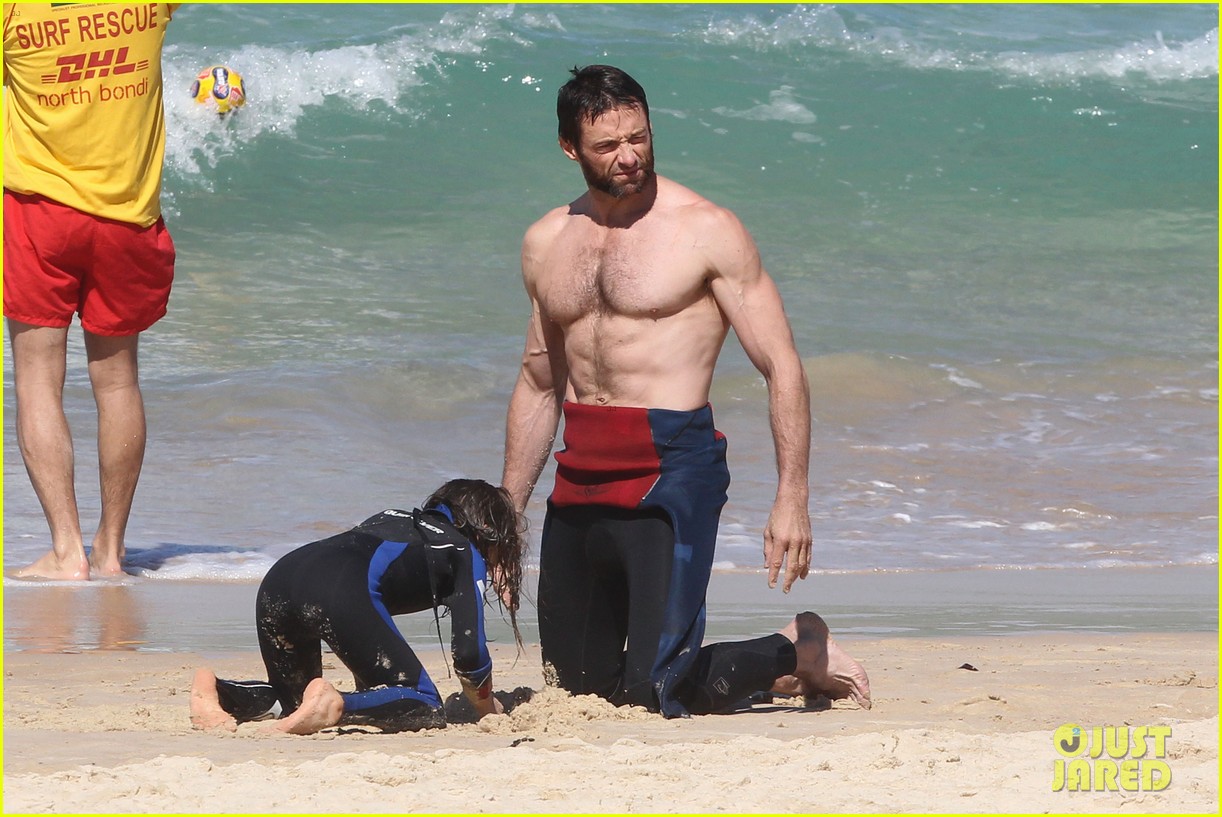 Discussion sur l'Etoile de TF1 du 25 Juin - Page 3 Hugh-jackman-shirtless-at-bondi-beach-43