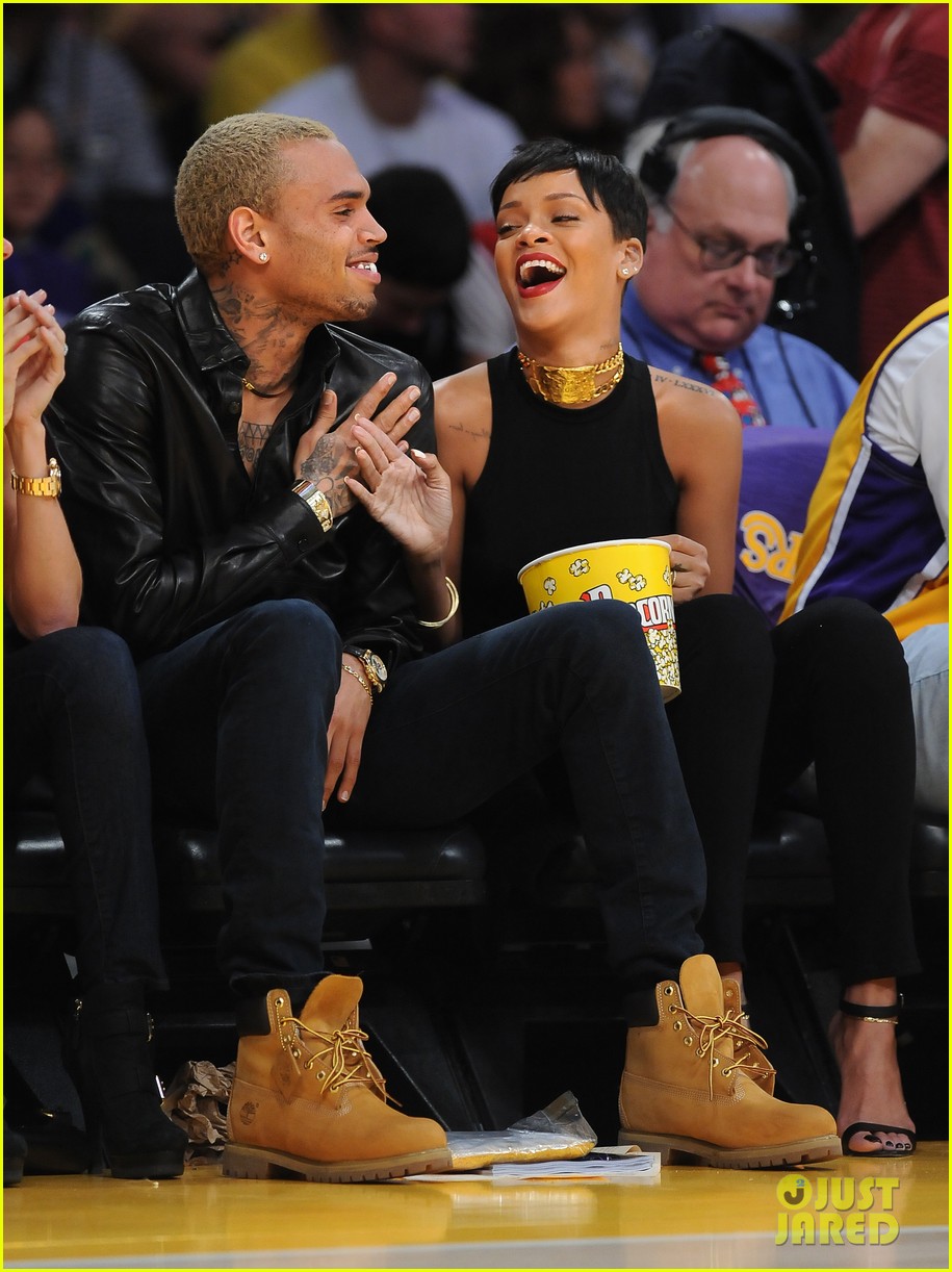 Rihanna & Chris Brown: Lakers Game for Christmas!   Rihanna-chris-brown-lakers-christmas-09