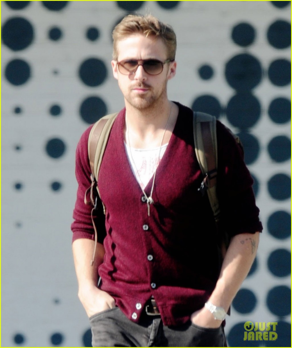 La honte de la journée. - Page 14 Ryan-gosling-wears-new-sweater-for-breakfast-05