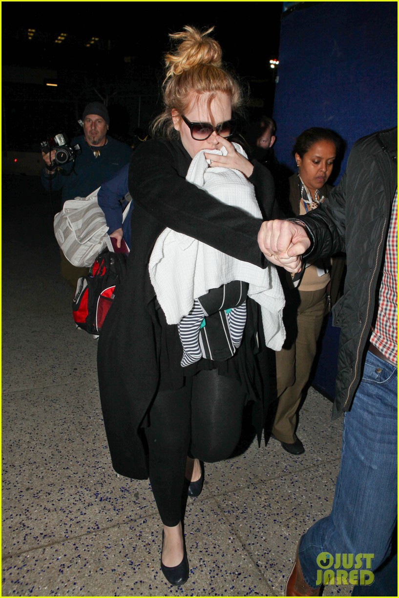 Adele is back to LA. Adele-baby-land-in-los-angeles-for-golden-globes-05