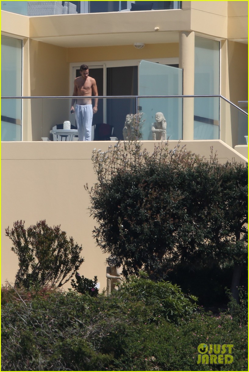 Directioner » Liam Payne - Página 19 Liam-payne-wears-underwear-super-low-on-hotel-balcony-03