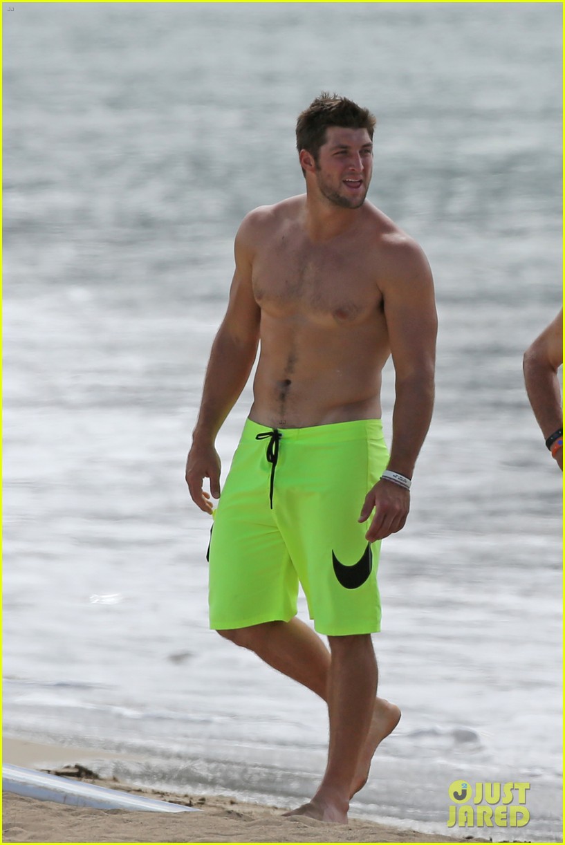 Hoa hậu Hoàn vũ 2012 chia tay vì bạn trai muốn "giữ mình" đến ngày cưới Tim-tebow-shirtless-beach-stud-in-hawaii-05