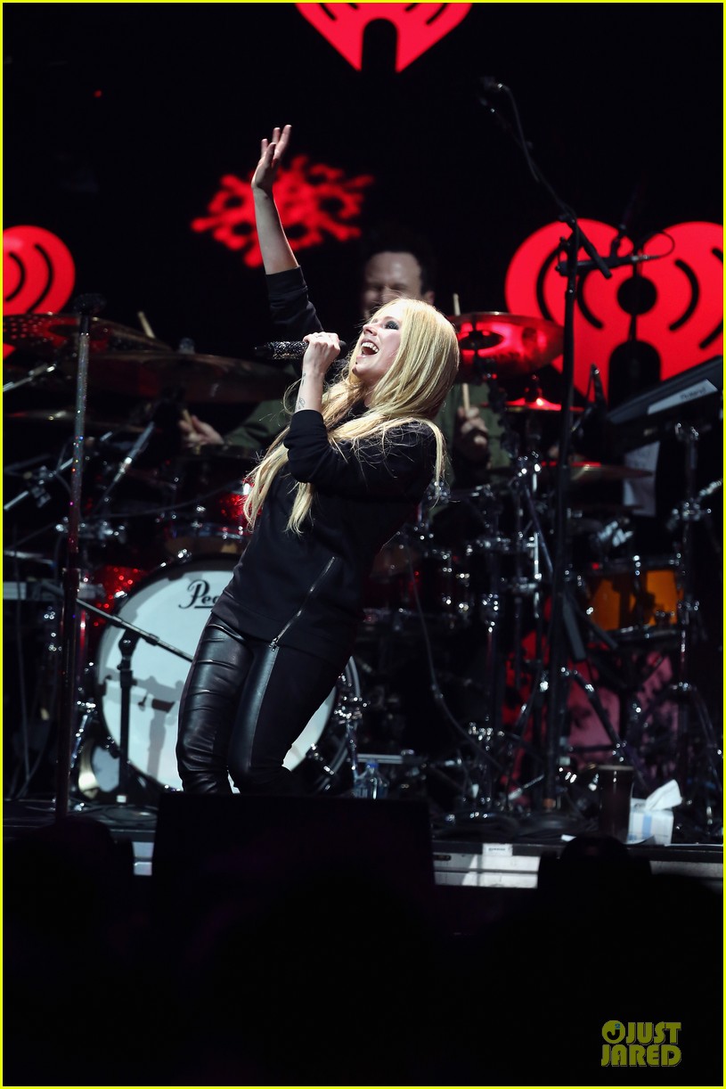 Jingle Ball 2013  Avril-lavigne-q102-jingle-ball-2013-performer-20