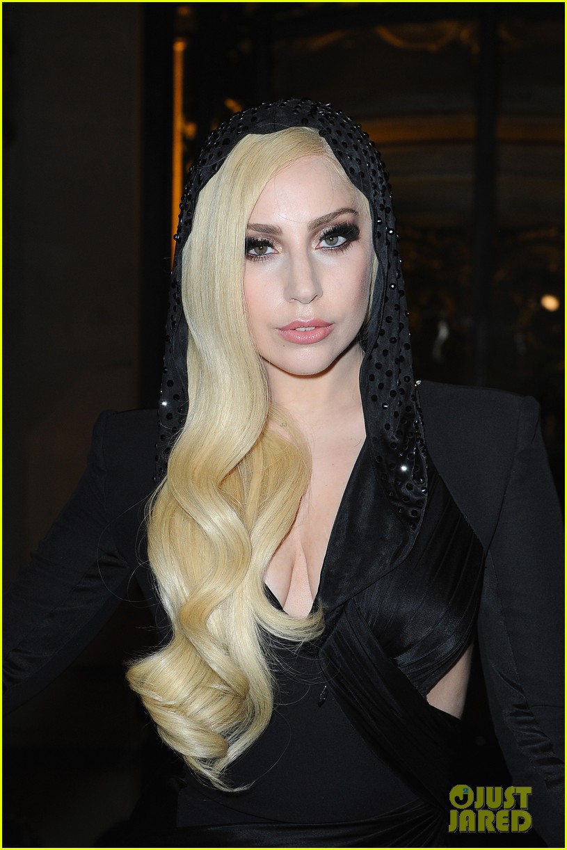Lady Gaga Front Row for "Atelier Versace" Paris Show. Lady-gaga-front-row-at-atelier-versace-paris-show-02