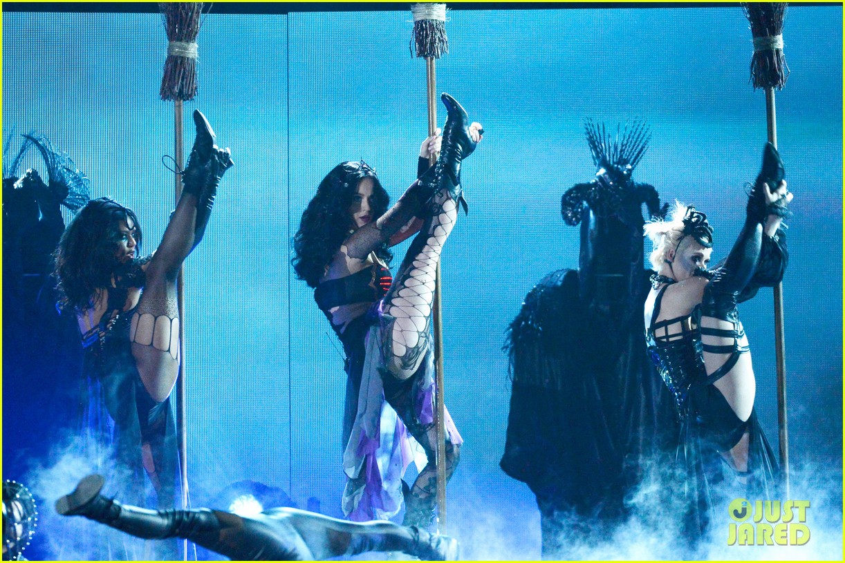 2014 Grammy Awards Katy-perry-performs-dark-horse-at-grammys-2014-video-04