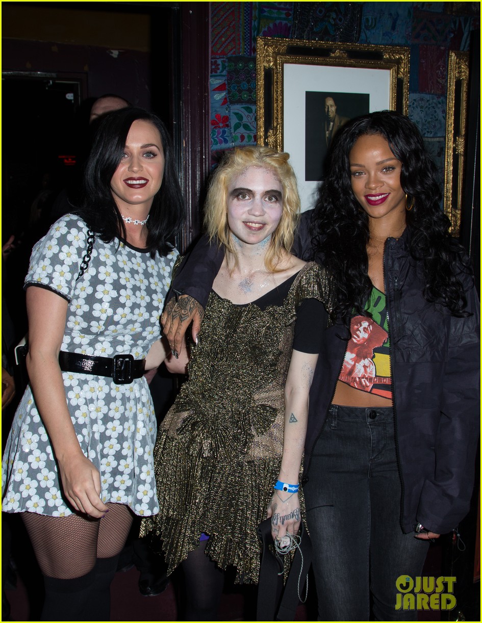 Artistas en la Clive Davis pre-Grammy Party Katy-perry-rihanna-support-grimes-at-pre-grammys-event-03