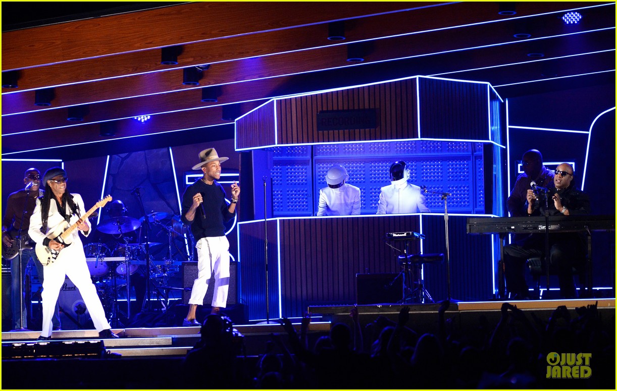 2014 Grammy Awards Daft-punk-pharrell-williams-perform-get-lucky-at-grammys-2014-video-06