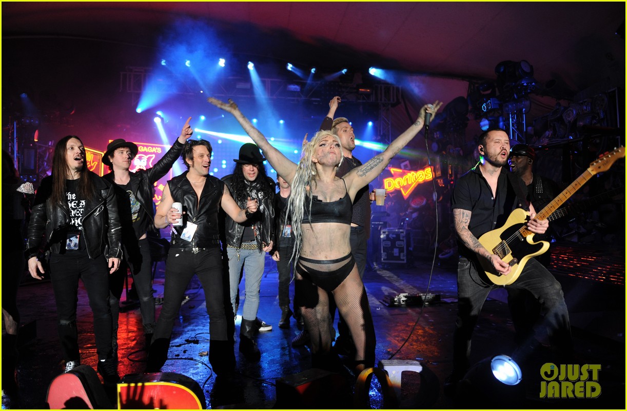 Lady Gaga en concierto para SXSW. Lady-gaga-gets-puked-on-at-sxsw-concert-10