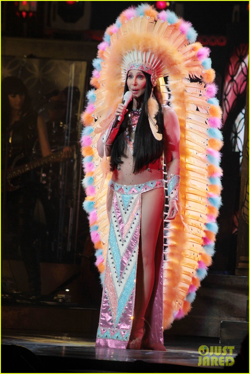 Cher siendo... ¡CHER! Cher-rocks-heart-shaped-nipple-pasties-flaunts-fabulous-body-06