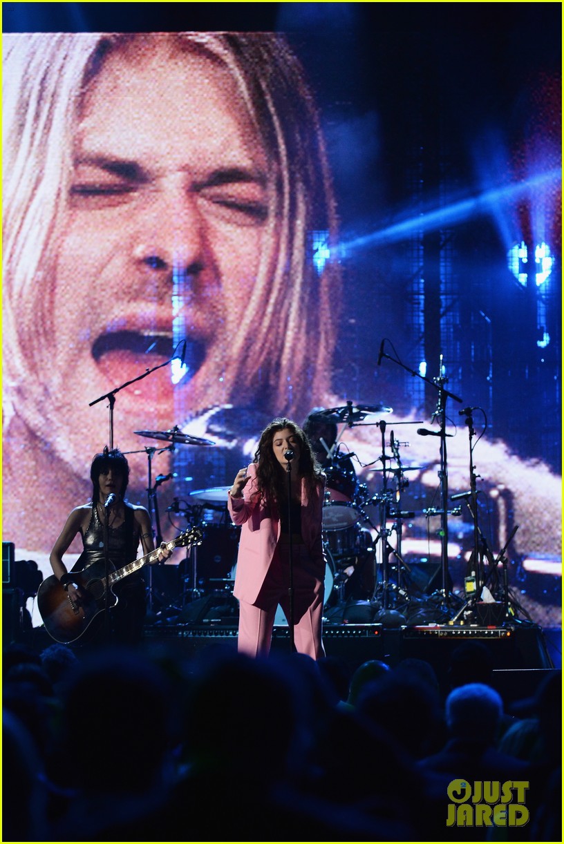 Lorde canta junto a miembros de Nirvana en el Rock & Roll Hall of Fame Induction Ceremony. Lorde-nirvana-rock-roll-hall-of-fame-06