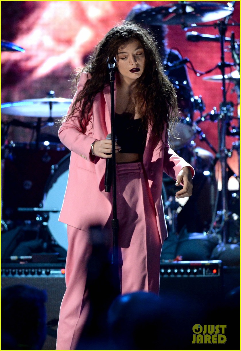 Lorde canta junto a miembros de Nirvana en el Rock & Roll Hall of Fame Induction Ceremony. Lorde-nirvana-rock-roll-hall-of-fame-09