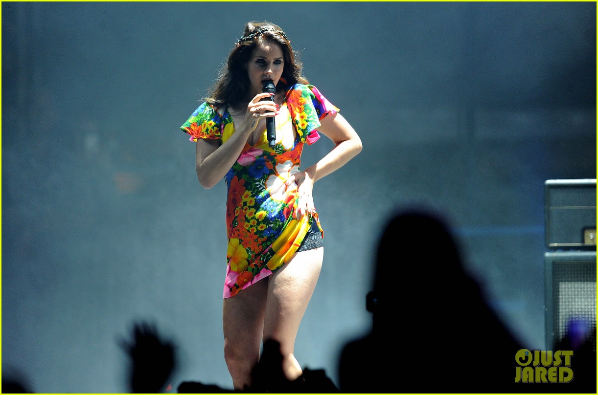 Lana Del Rey subió al escenario del COACHELLA MUSIC FESTIVAL. Lana-del-rey-lets-loose-during-second-coachella-12