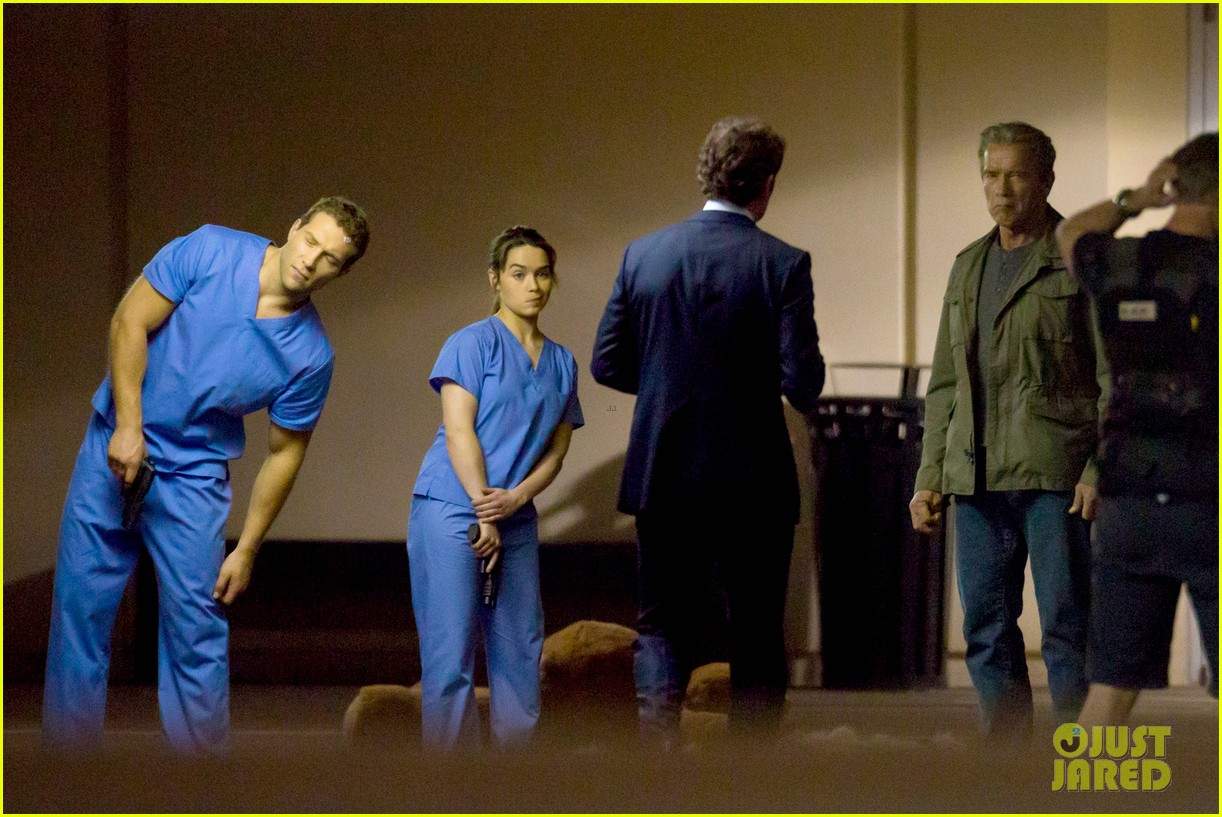 Arnold Schwarzenegger - Página 12 Emilia-clarke-super-fierce-on-terminator-genesis-set-11