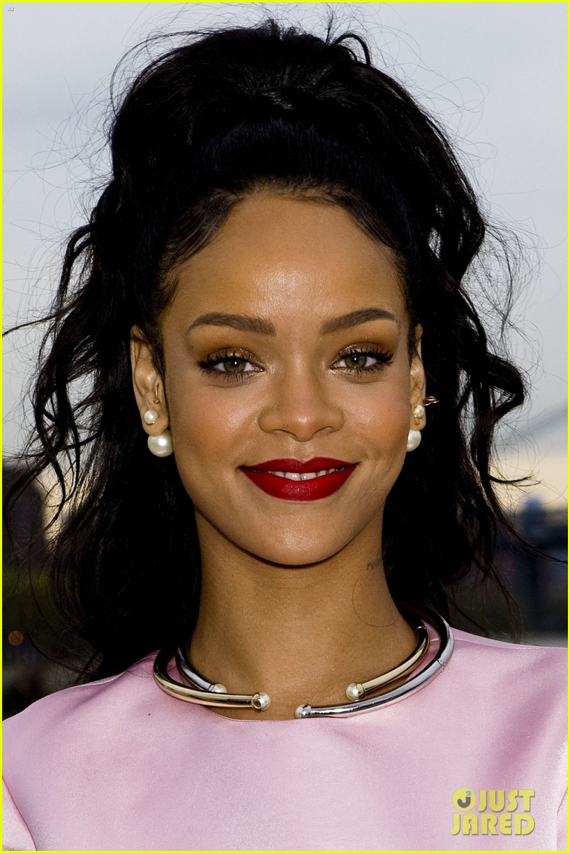 Rihanna en el show de DIOR. Rihanna-nicola-peltz-dior-fashion-show-06