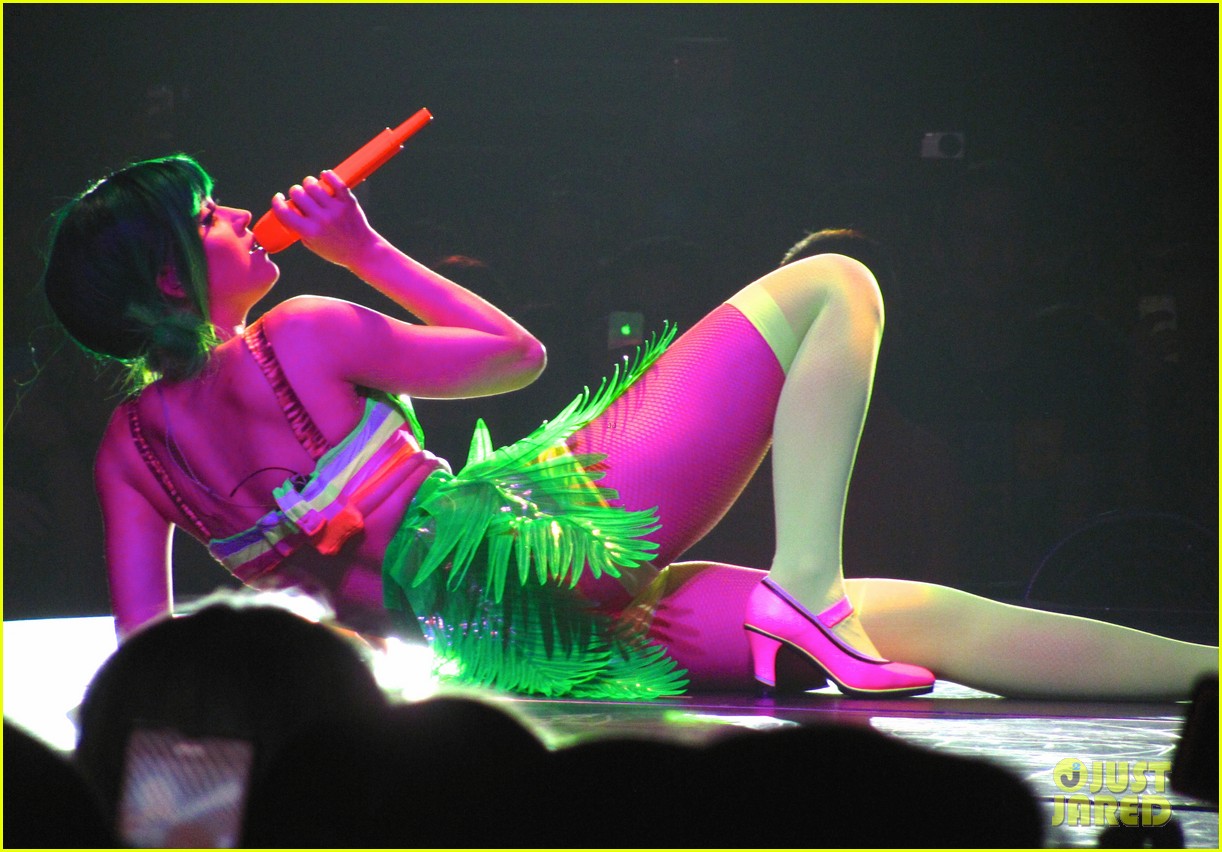 La primera noche del tour de Katy Perry See-all-of-katy-perry-crazy-prismatic-tour-costumes-here-56
