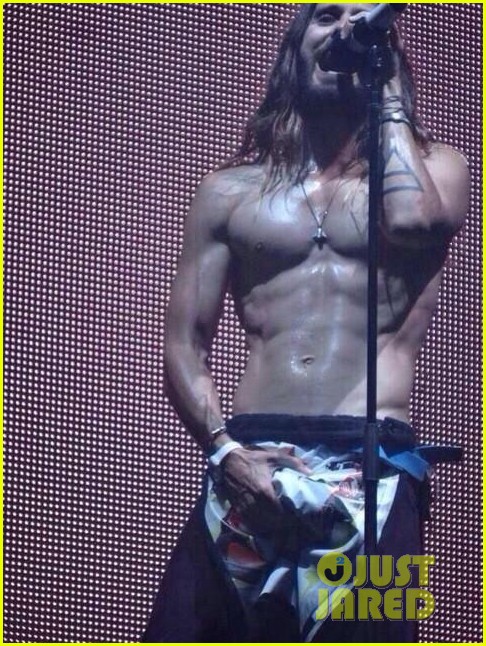 Jared Leto lo volvió a hacer. Jared-leto-grabs-himself-again-this-time-hes-shirtless-03