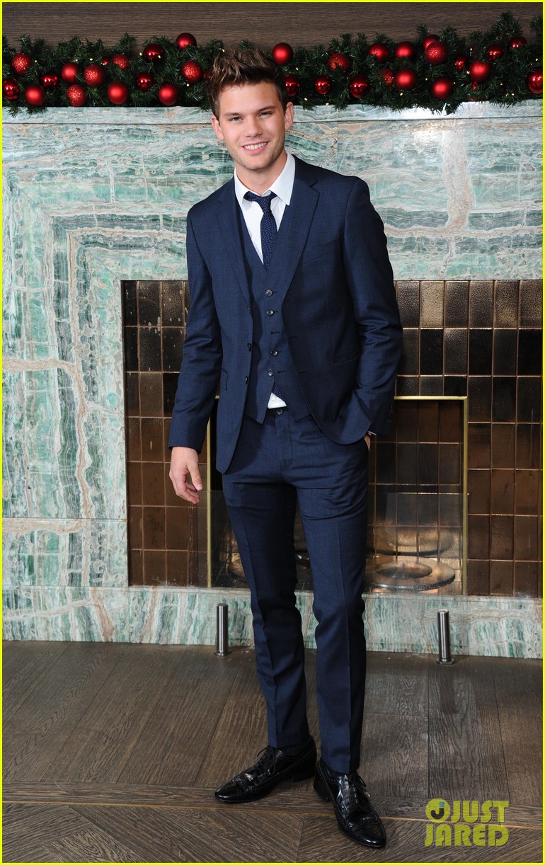 [EVENT] The Yule Ball!  - Pagina 4 Jeremy-irvine-pairs-blue-eyes-blue-suit-01