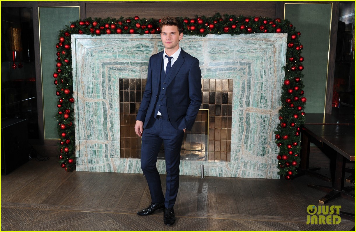 [EVENT] The Yule Ball!  - Pagina 4 Jeremy-irvine-pairs-blue-eyes-blue-suit-07