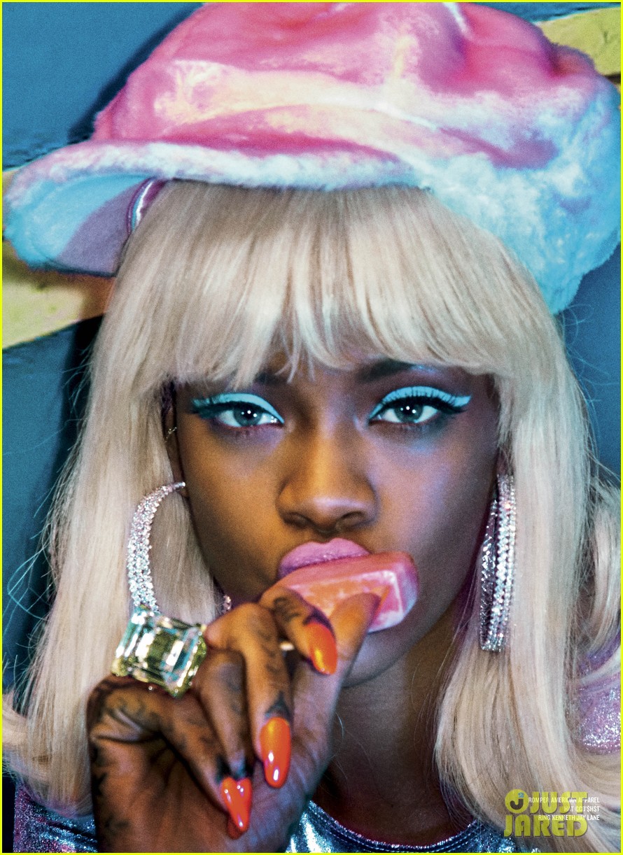 Rihanna posó para V MAGAZINE. Rihanna-v-magazine-cover-04