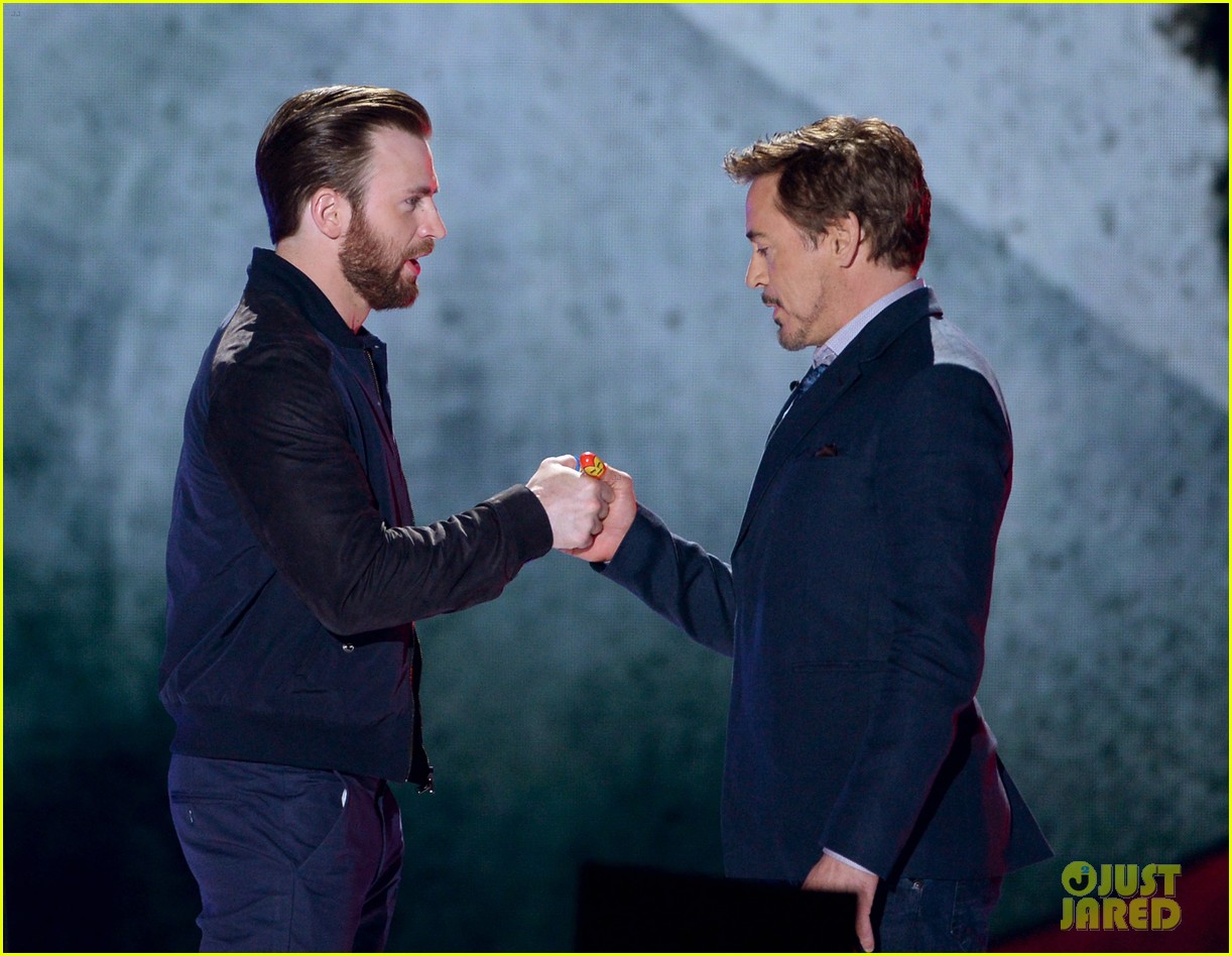 Franchise Marvel/Disney #3 - Page 20 Robert-downey-jr-chris-evans-thumb-war-01