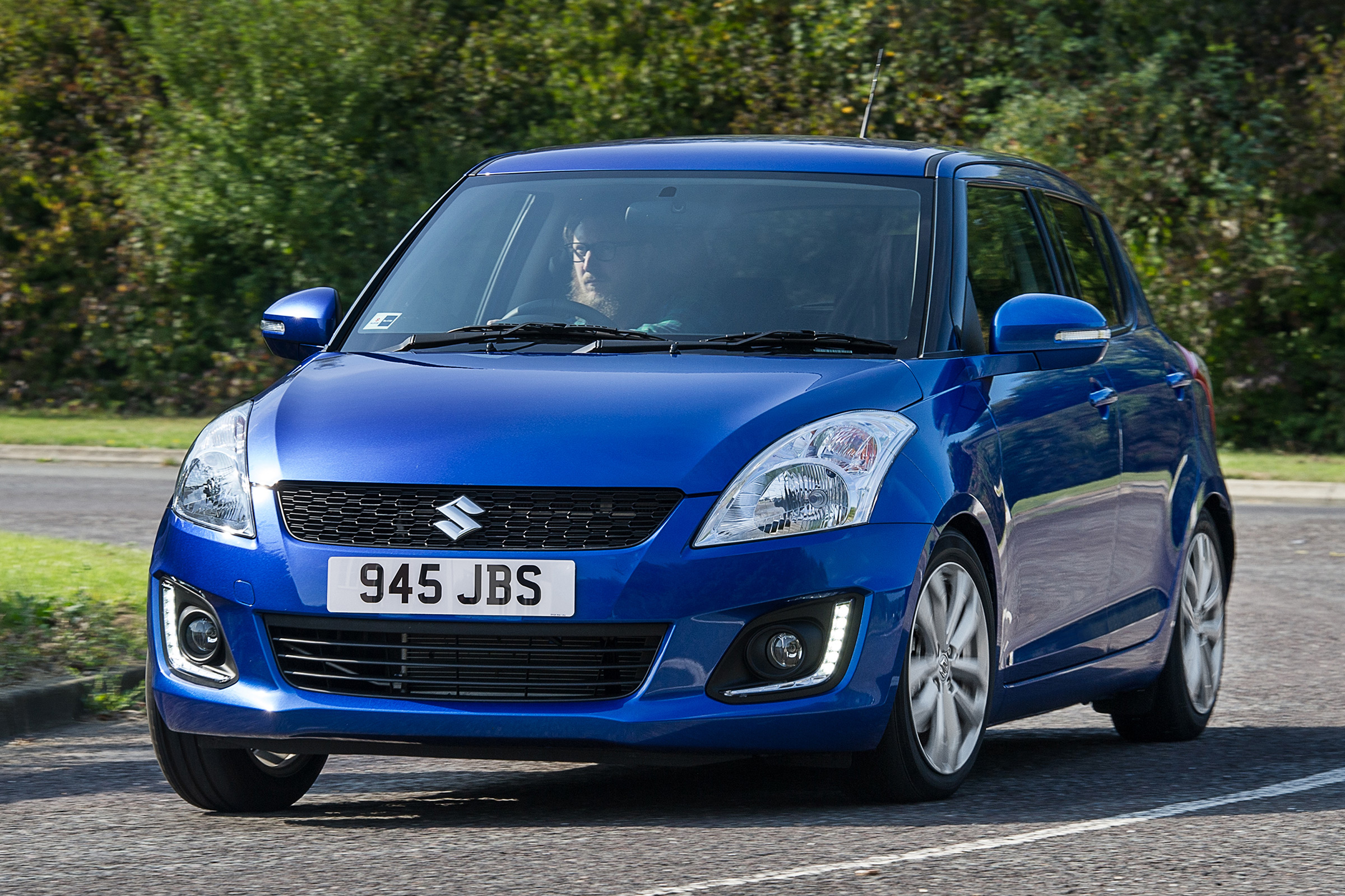 feux - [SSS²]Feux allumés en permanence - eclairage - Page 2 2015-suzuki-swift-hatchback_1