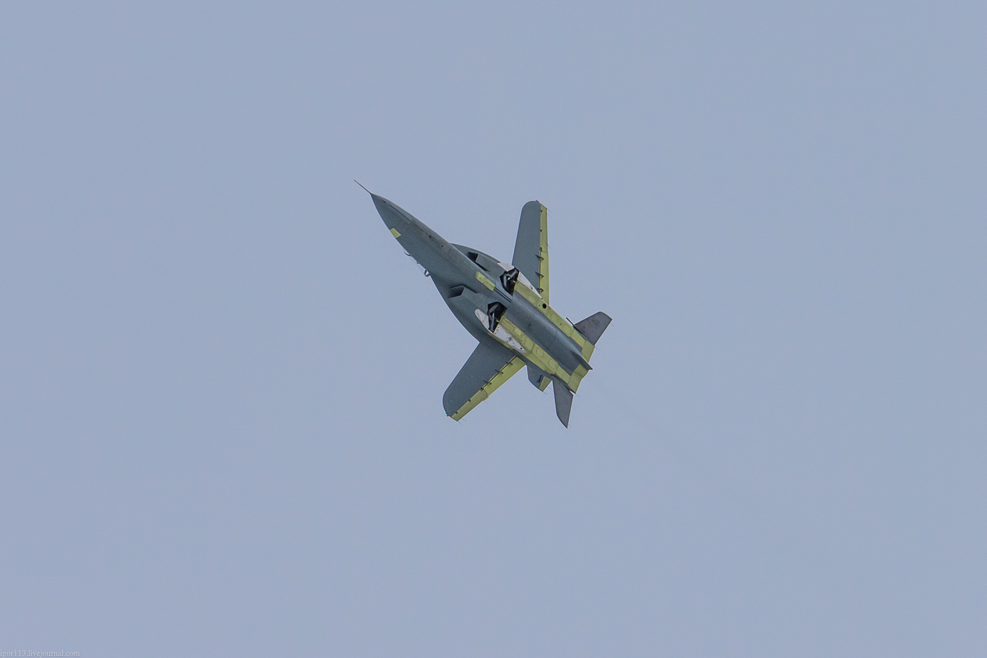 SR-10 jet trainer Web