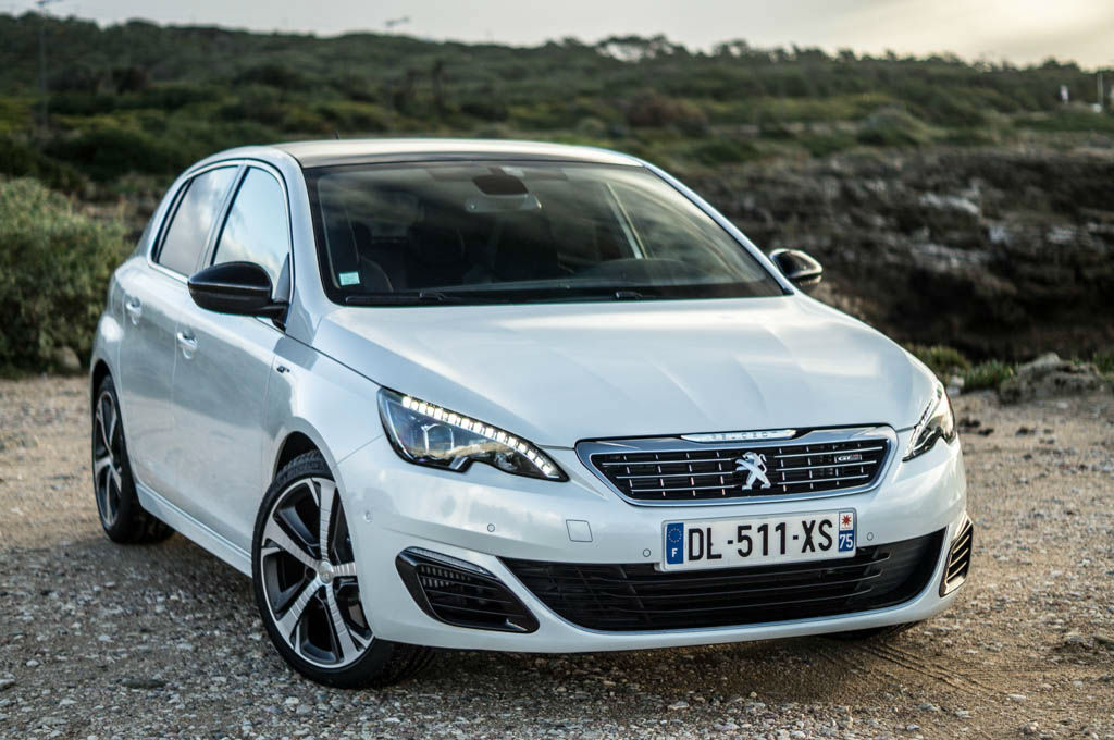 2014 - [Peugeot] 308 GT - Page 16 2015-Peugeot-308-GT-Review-Front-Angle-Close-Carwitter