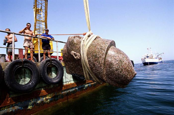 Ancient City Discovered Underwater Solves Enigma That Puzzled Egyptologists For Years Underwater-statues5