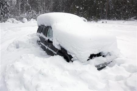 سويدي ينجو من الموت بعد أن دفنته الثلوج داخل سيارته شهرين 20120219_ddddd