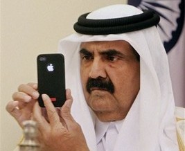 أمير قطر مشغول بهاتف الآيفون خلال زيارة رسمية للهند .. عن جد أحلى دعاية للآيفون !! 20120409_x35046347-e1334009476218