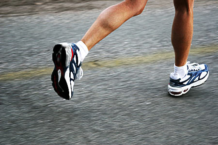 فوائد واضرار الركض 20120504_running_legs