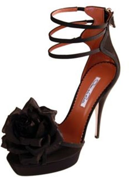   صنادل .. كعب عالي 2012 Oscar-de-la-renta-black-three-strap-flower-platform-sandal-product-1-1362504-684464951_large_flex