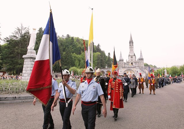 ✟Le Chapelet à Lourdes✟ - Page 4 Pelerinage-Militaire-International-Lourdes