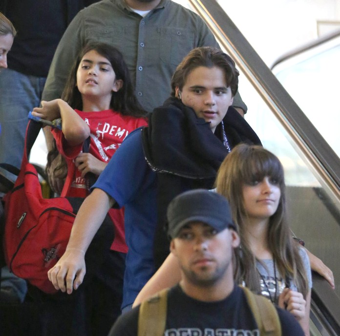 De volta para casa. Prince, Paris e Blanket são fotografados em aeroporto Jackson-kids-3