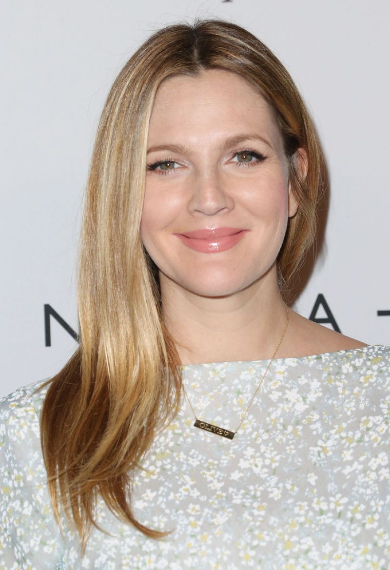 ¿Cuánto mide Drew Barrymore? - Real height Drew-barrymore-on-red-carpet-2nd-annual-baby2baby-gala_1