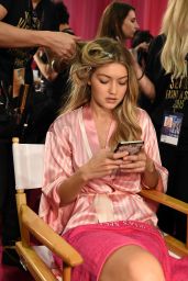 صور اغراء جيجى حديد بروب النوم والملابس الداخلية Gigi-hadid-2015-victoria-s-secret-fashion-show-in-new-york-city-dressing-room_2_thumbnail