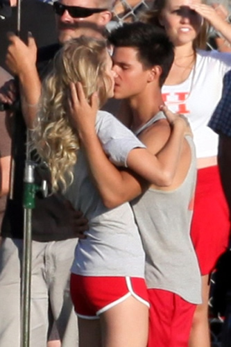 Cikis képek - Page 2 Taylor-lautner-and-taylor-swift-kissing-photos-2