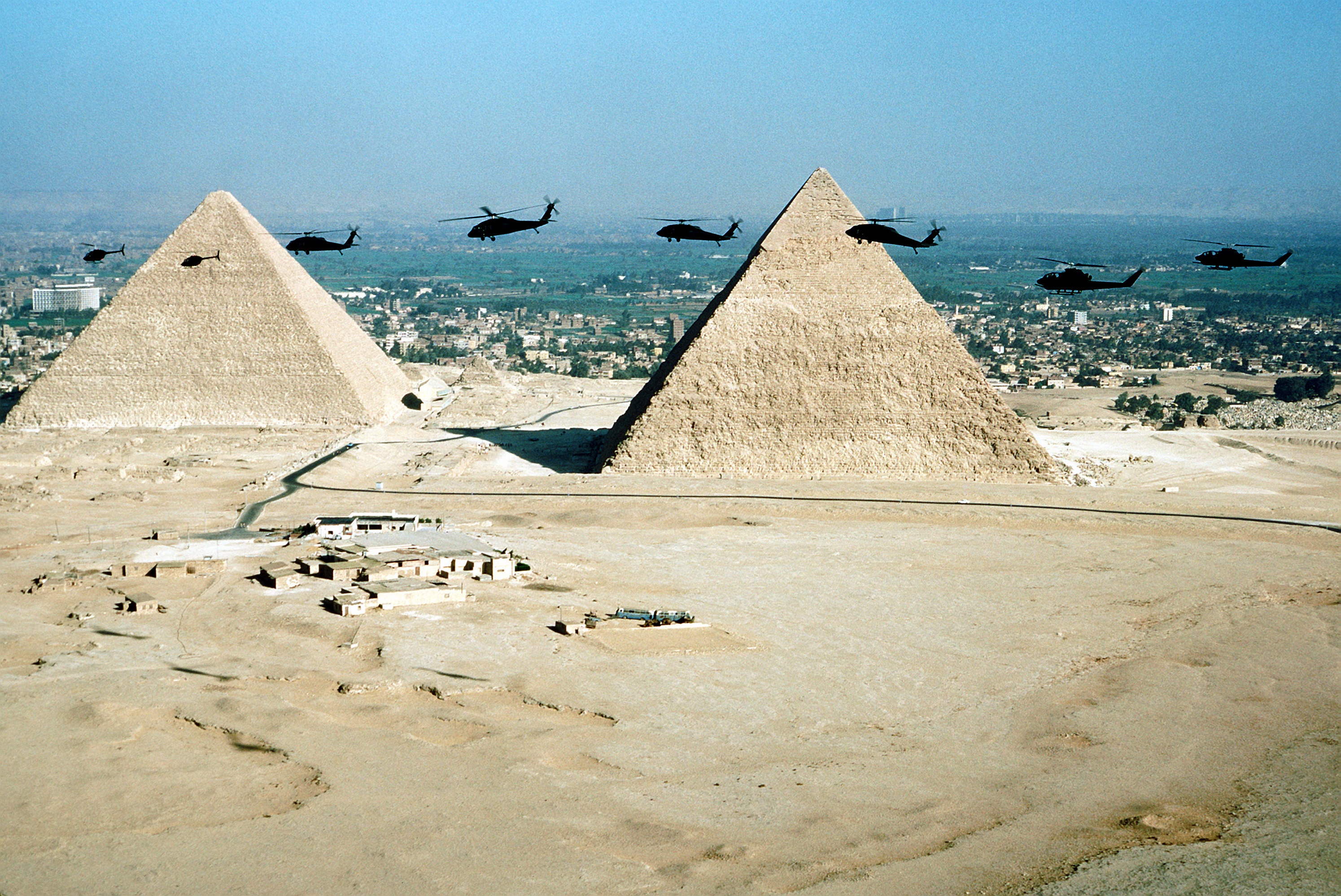 صورة رائعة ... أرائكم Gpw-20040823-UnitedStates-DefenseVisualInformationCenter-DF-ST-82-06256-military-helicopters-The-Great-Pyramids-West-Cairo-Egypt-19801109-large