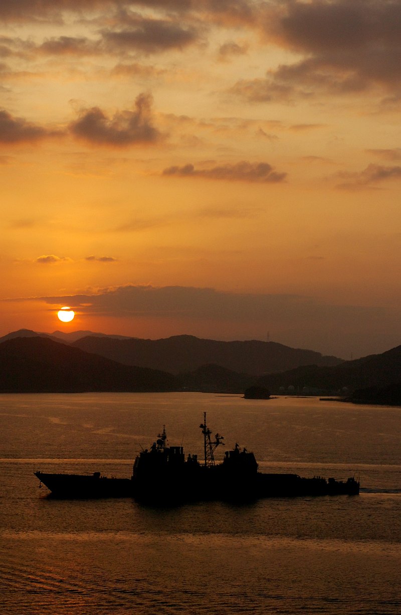 Magnifique Photos sur le coucher du soleil !! Gpw-200702-38-UnitedStatesNavy-070224-N-7730F-001