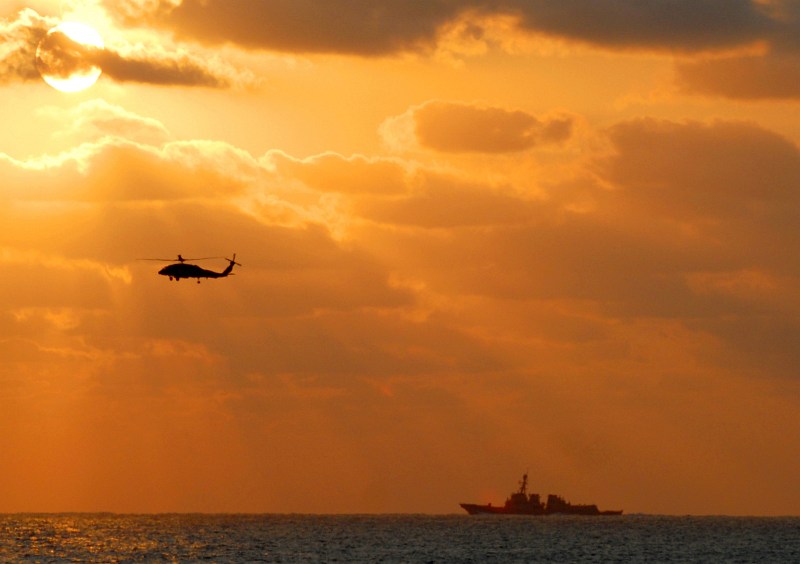 Magnifique Photos sur le coucher du soleil !! Gpw-200702-41-UnitedStatesNavy-070322-N-7317W-060