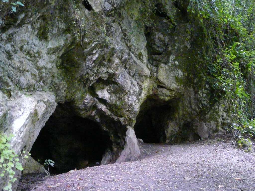 projet de grotte ... Lentree-de-la-grotte-de-la-valliere-appelee-grotte-des-compagnons-de-jehu