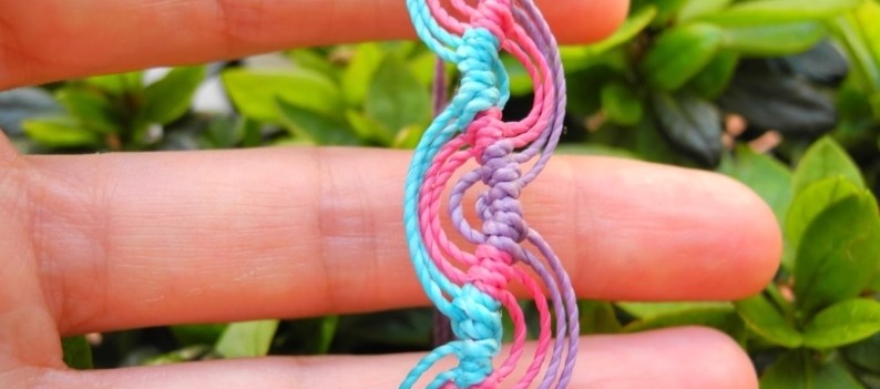 pulsera simple de onda en relieve Como-hacer-pulseras-de-hilo-encerado