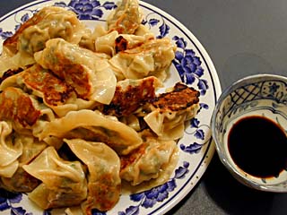 طريقة عمل اكلات صينيه بالصور Potstickers-the-fried-dumplings
