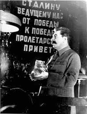 Numéro du 9 décembre ! EXPLOSIF !  Stalin_18_congress_cpsu_1939