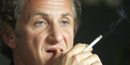 اخبار ادب وثقافة 531527-sean-penn-train-fumer-cigarette2013-01-05